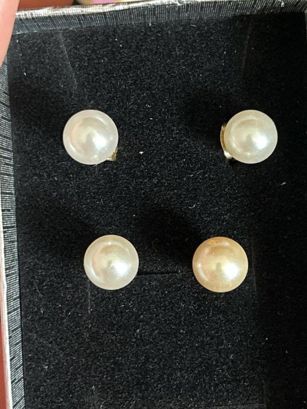 Pearl earrings in white and cream, costume jewelry. 2 pairs